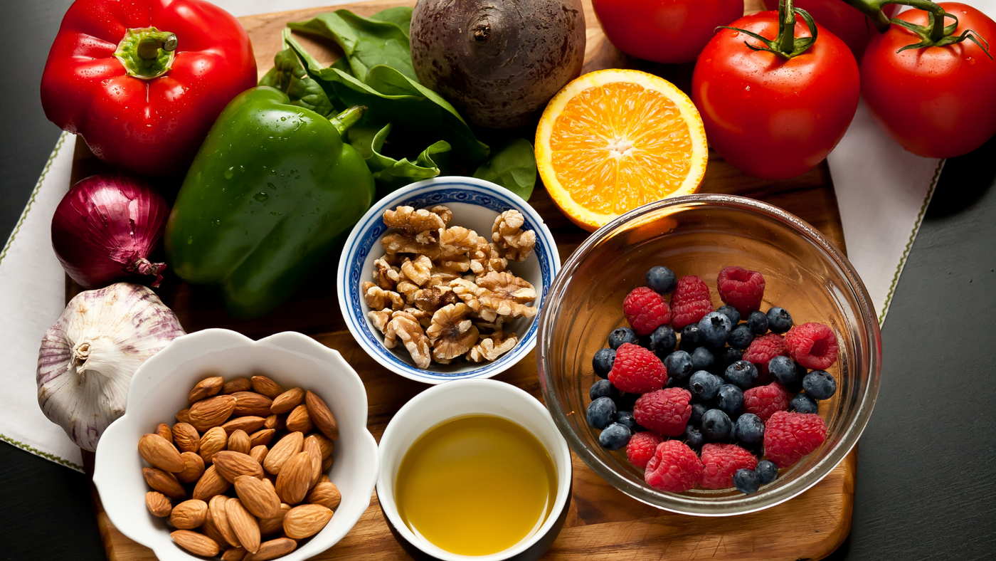aliments anti inflammatoire, par exemple: des noix, tomates, poivrons, amandes, huile d'olive, framboises et betterave